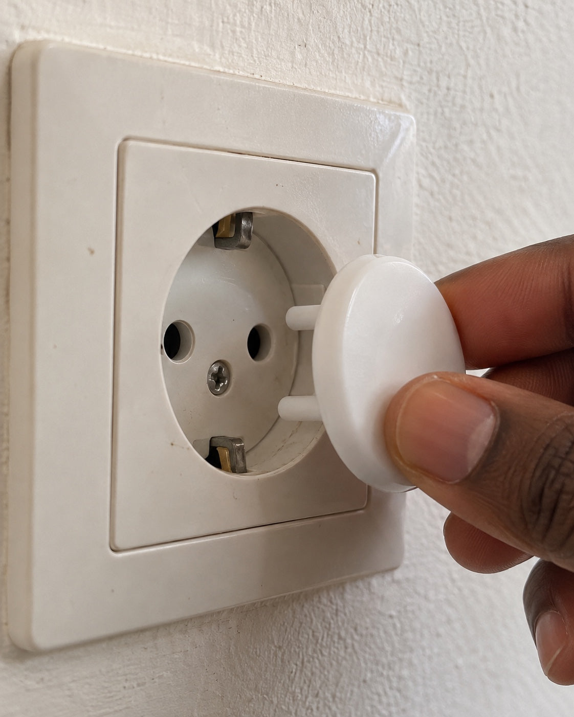 baby safety cache prise installation.jpg